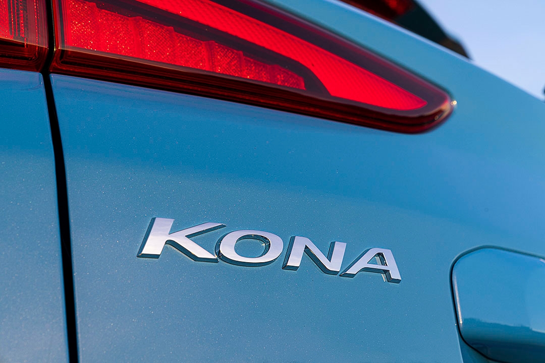 vue rapprochée arrière du Hyundai Kona 2022 avec l'écusson du modèle