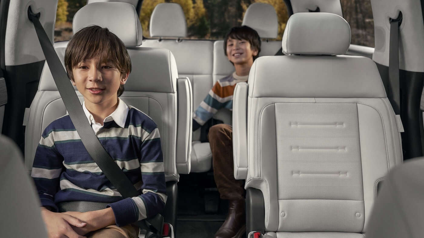 Des enfants à bord du Hyundai Santa Fe 2024.