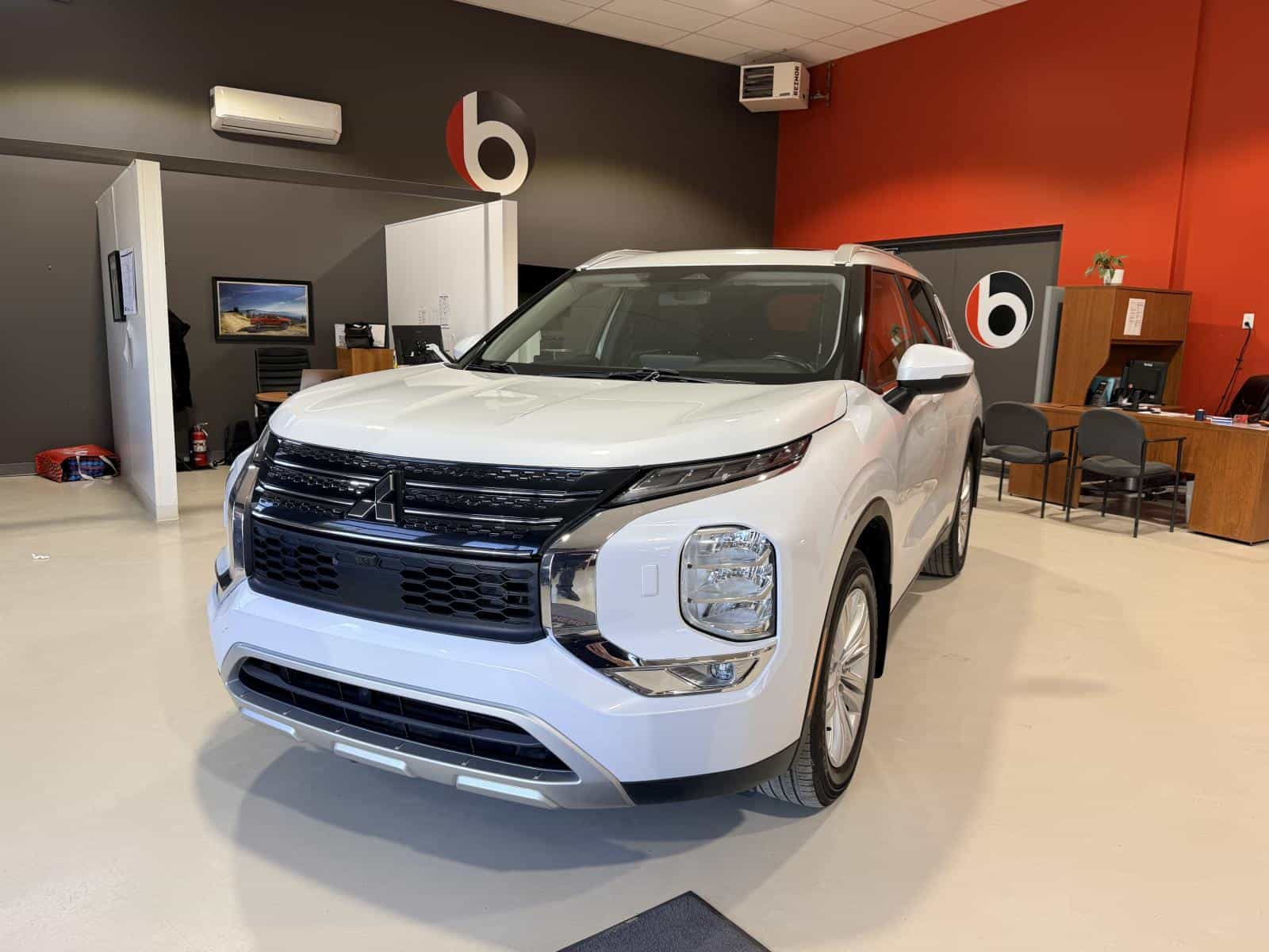 2022 Mitsubishi Outlander - Image 1
