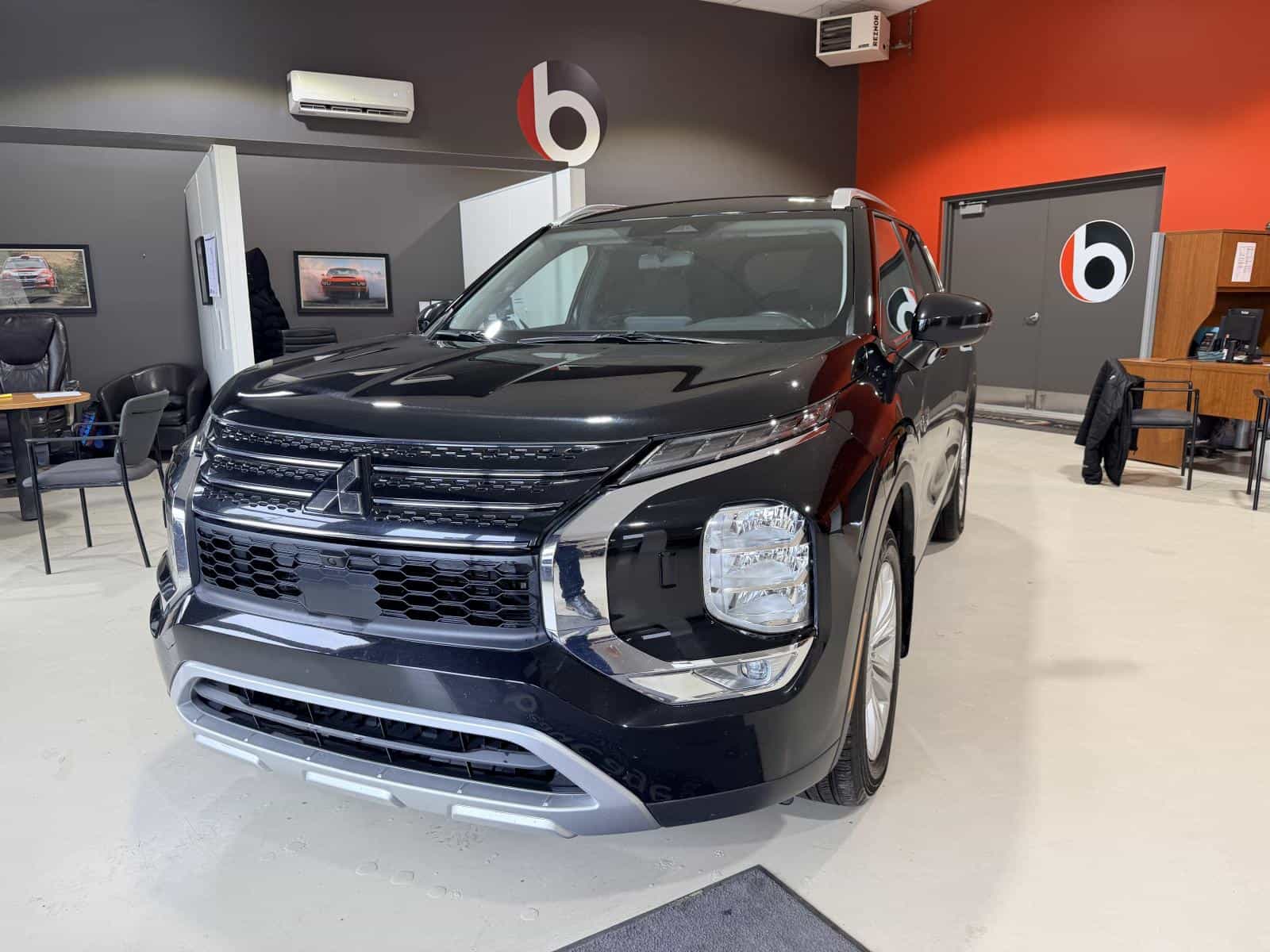 2025 Mitsubishi Outlander SE PHEV - Image 1