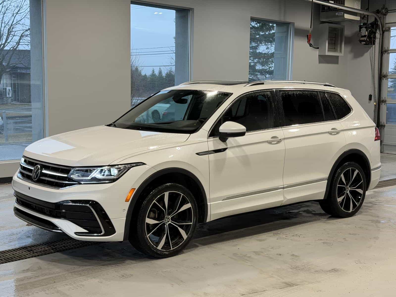 2024 Volkswagen Tiguan Highline R-Line - Image 1