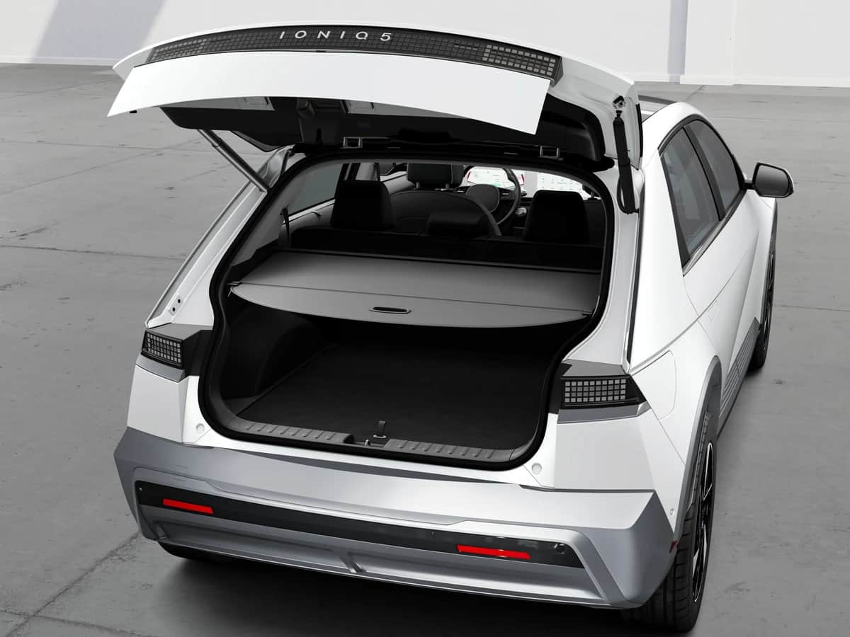 Hyundai IONIQ 5 2026 blanc vu de l'arrière, hayon ouvert sur un coffre vide et propre