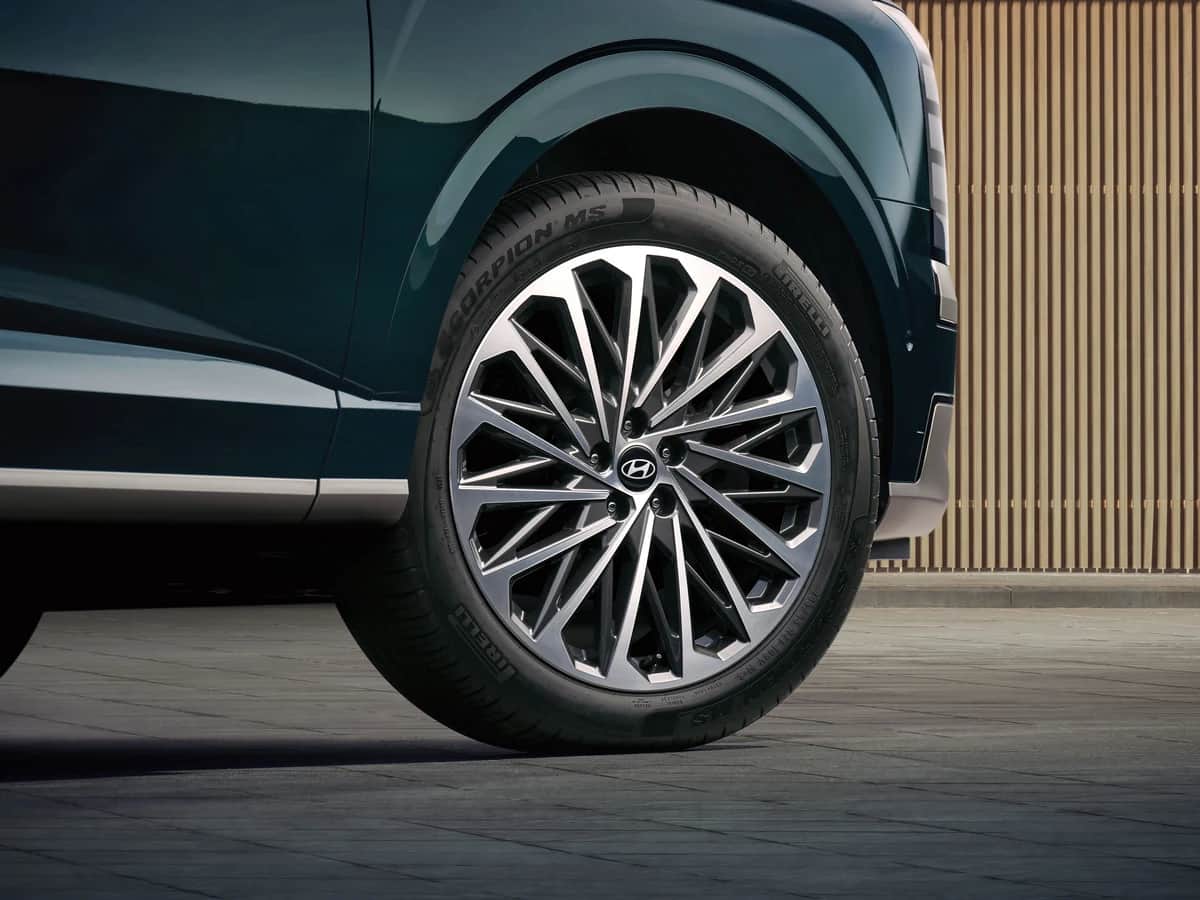 Gros plan de la roue de 21 pouces et du pneu d'un Hyundai Palisade 2026 vert foncé