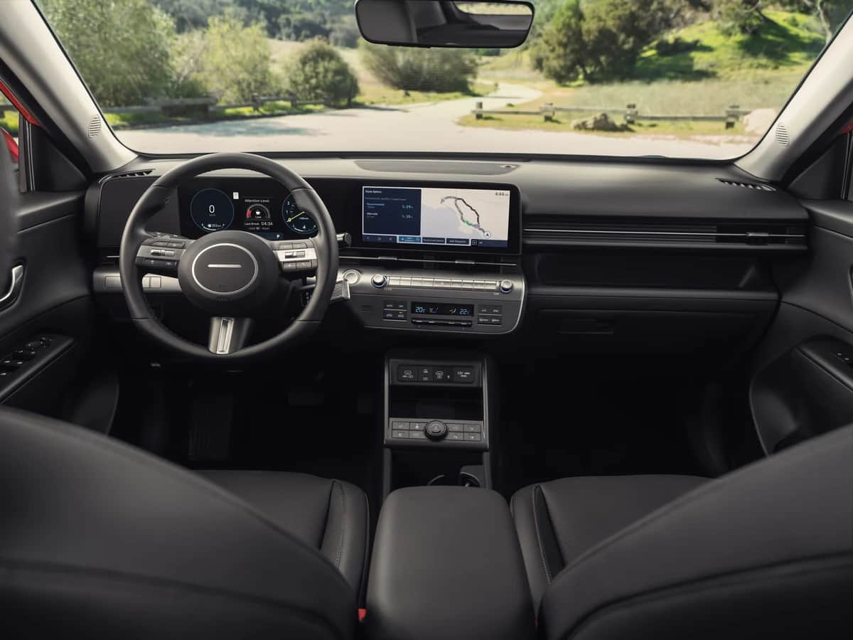 Tableau de bord du Hyundai KONA 2026 : volant, double écran panoramique et console, vue de l'habitacle en plein jour