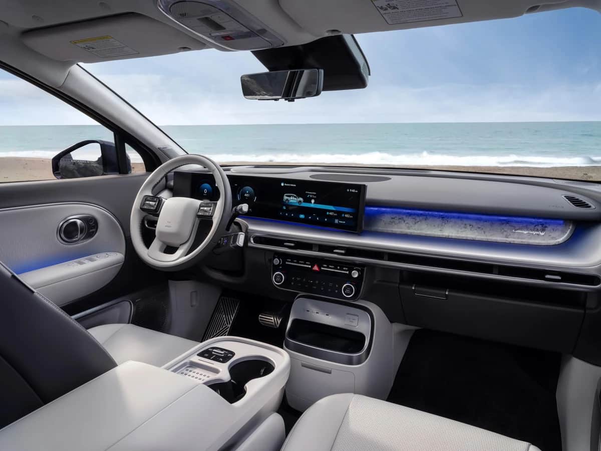 Planche de bord du Hyundai IONIQ 9 2026 : volant, double écran et console flottante, lumière naturelle