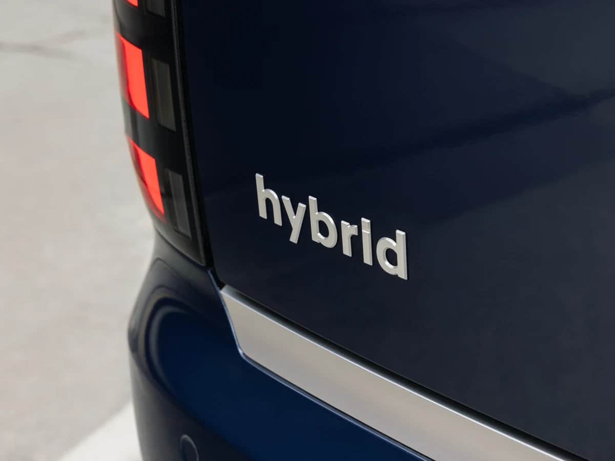 Écusson « hybrid » sur le hayon d'un Hyundai Palisade hybride 2026 bleu, à côté du feu arrière