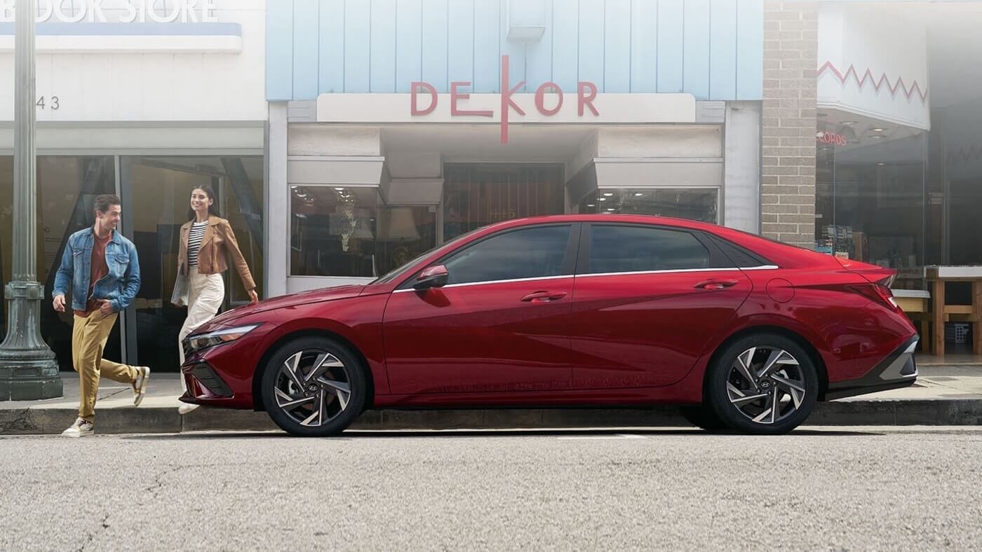 Le design audacieux de la Hyundai Elantra attirant le regard de deux personnes.