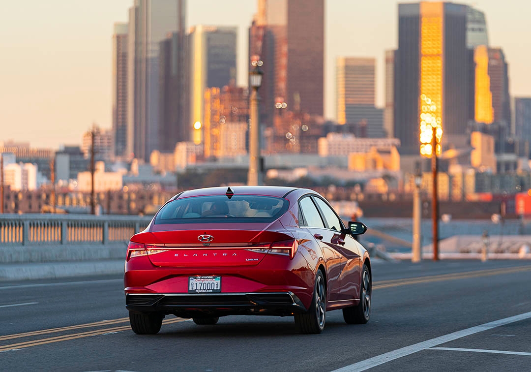 vue arrière de la Hyundai Elantra 2021 sur une route