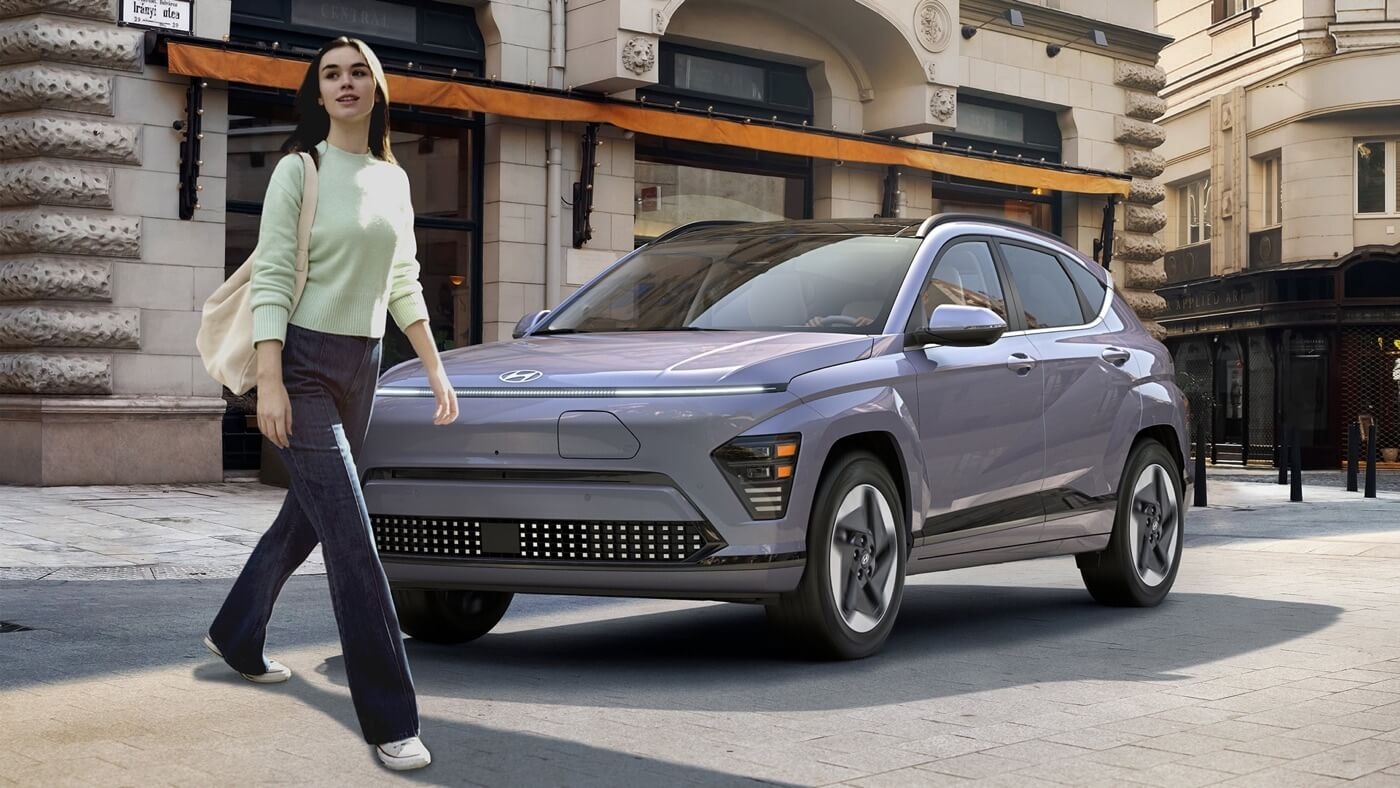 Piéton traversant une rue devant le Kona 2025 électrique.