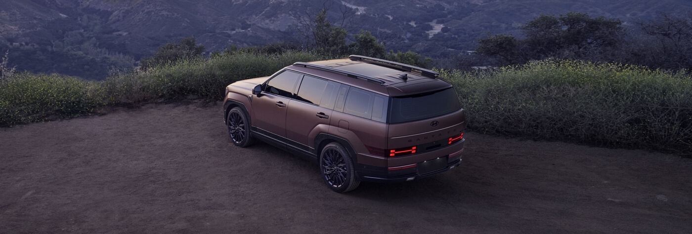 Vue 3/4 arrière du Hyundai Santa Fe 2025 garé sur une montagne.
