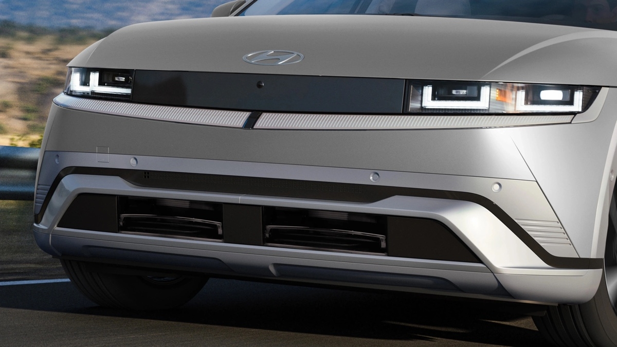 Gros plan sur l’avant du Hyundai IONIQ 5 2025, avec ses phares pixelés emblématiques et sa calandre fermée.
