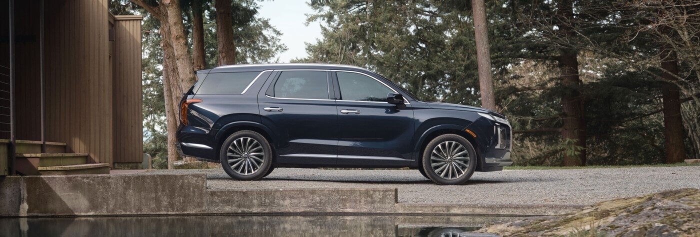 Vue latérale du Hyundai Palisade 2024 à l'extérieur.