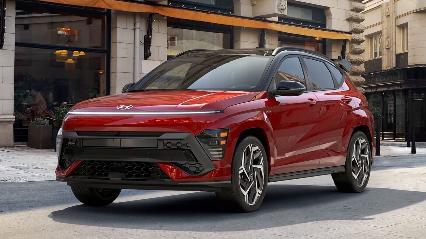 Vue 3/4 avant du Hyundai Kona 2025 en ville.