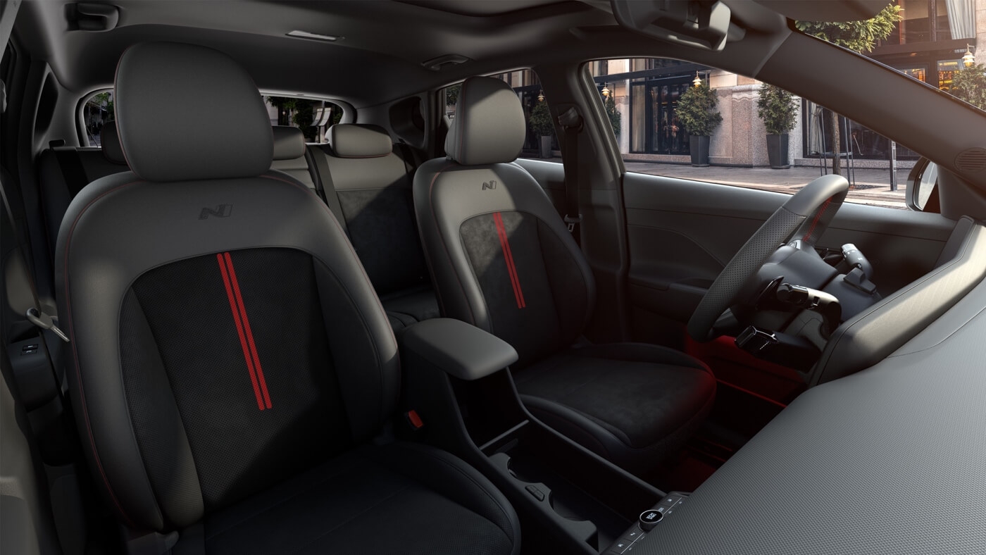Les sièges N Line de l'habitacle spacieux du Hyundai Kona 2025.