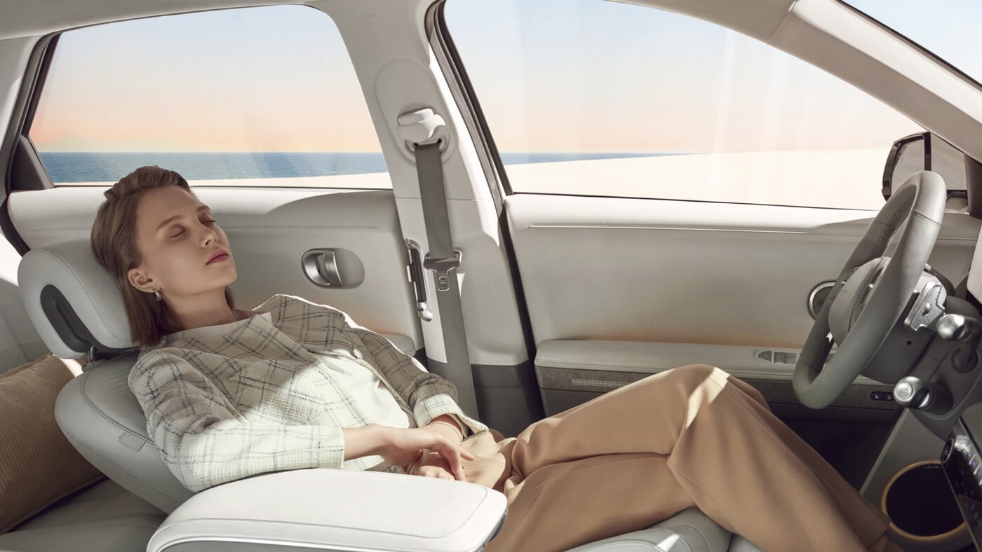 Femme installée confortablement à bord du Hyundai Ioniq 5 2024.