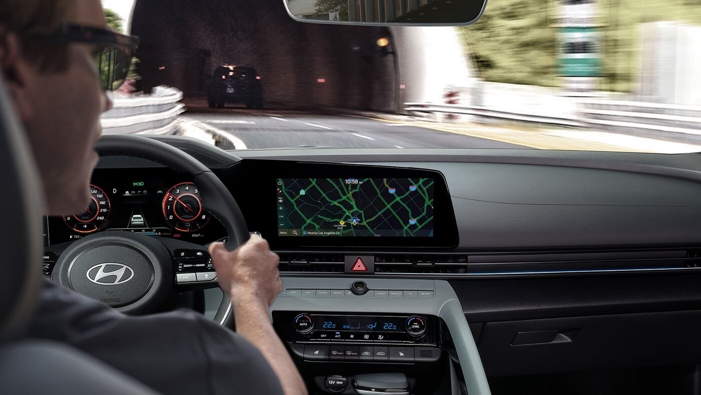 Homme au volant de la Hyundai Elantra 2025.